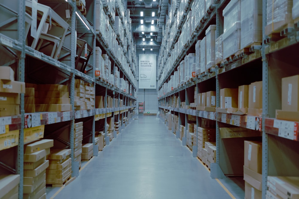 Corsie di scaffalature in un magazzino industriale