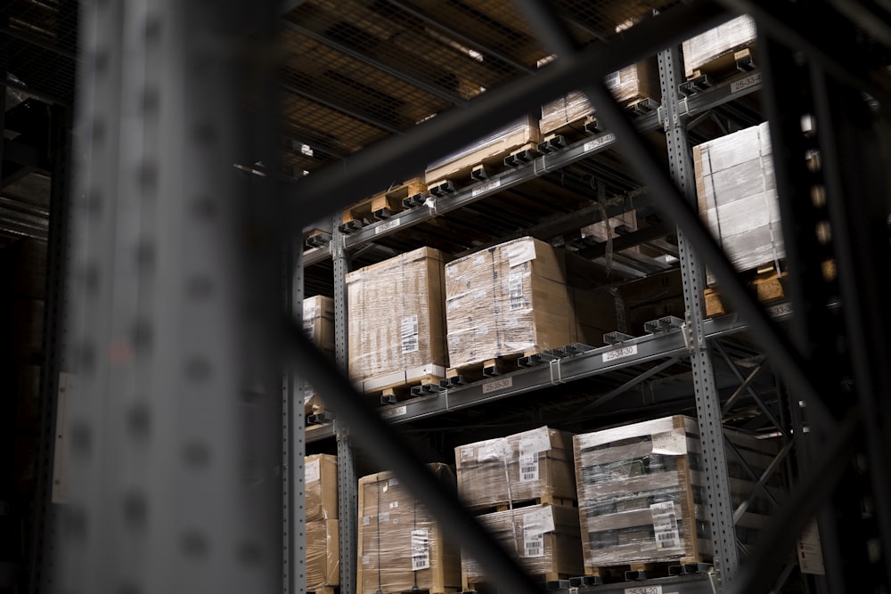 Pallet e colli stoccati in un magazzino